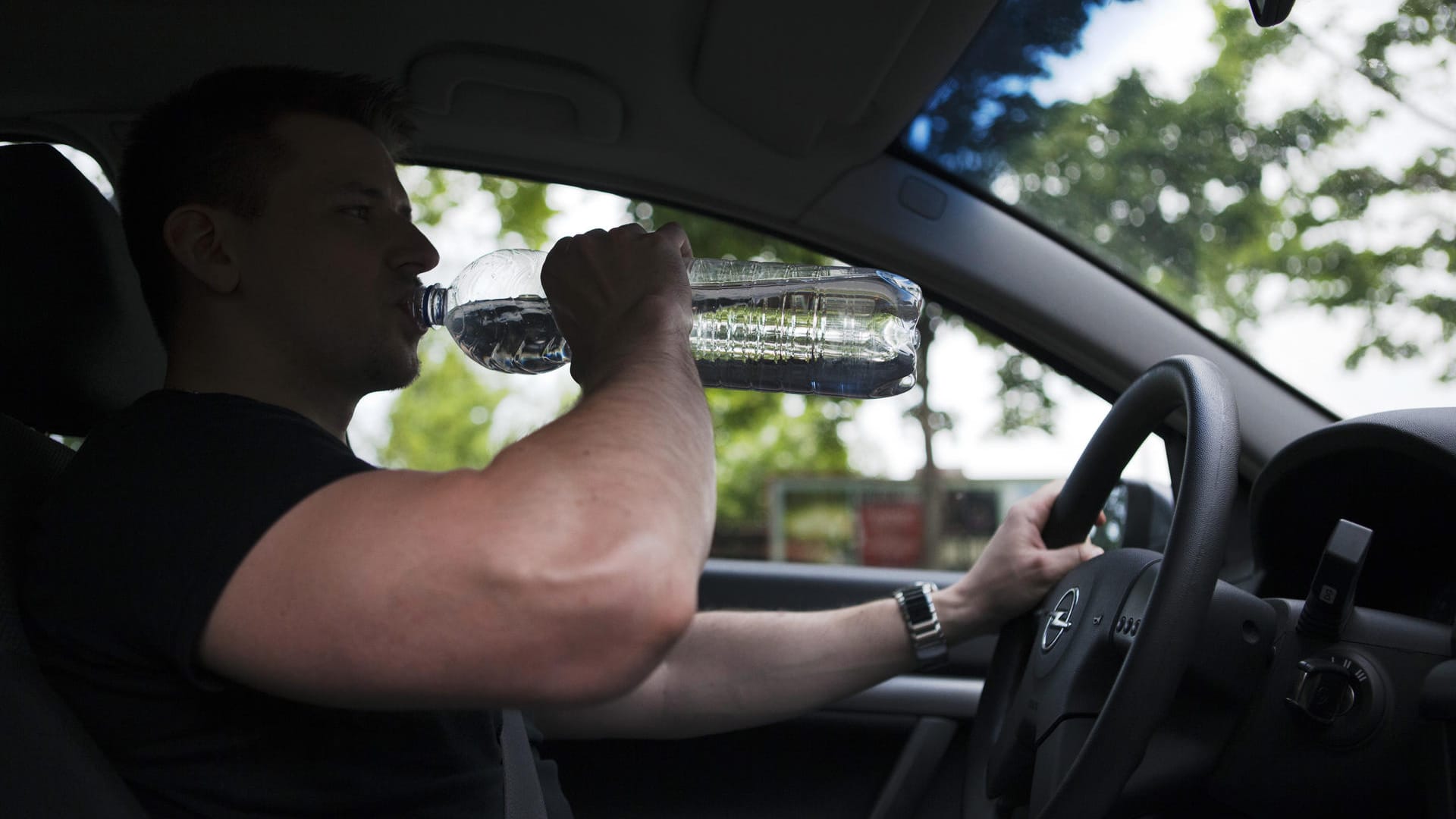 Erlaubt, aber nicht völlig ungefährlich: Essen und Trinken am Steuer. Handelt der Fahrer dabei grob fahrlässig, kann die Versicherung einen etwaig vorhandenen Vollkaskoschutz kürzen.