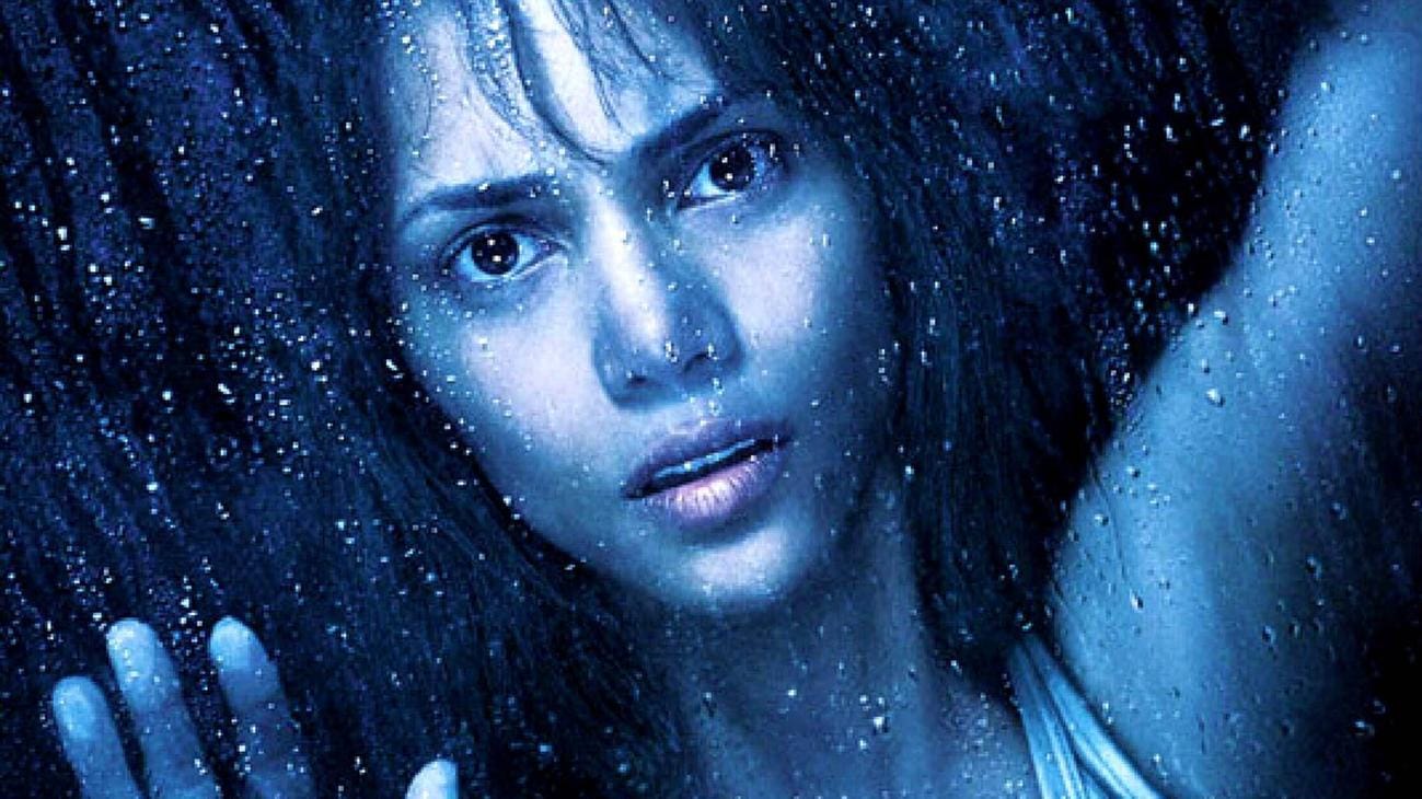 Halle Berry kam bei den Dreharbeiten zu "Gothika" mit einem gebrochenen Arm davon.