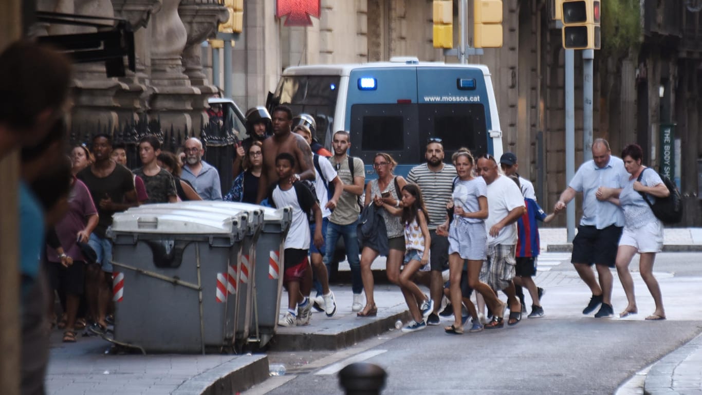 Passanten flüchten nach dem Anschlag in Barcelona in eine Seitenstraße.