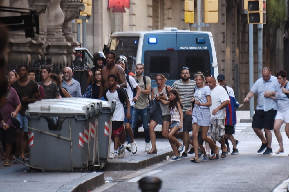 Passanten flüchten nach dem Anschlag in Barcelona in eine Seitenstraße.