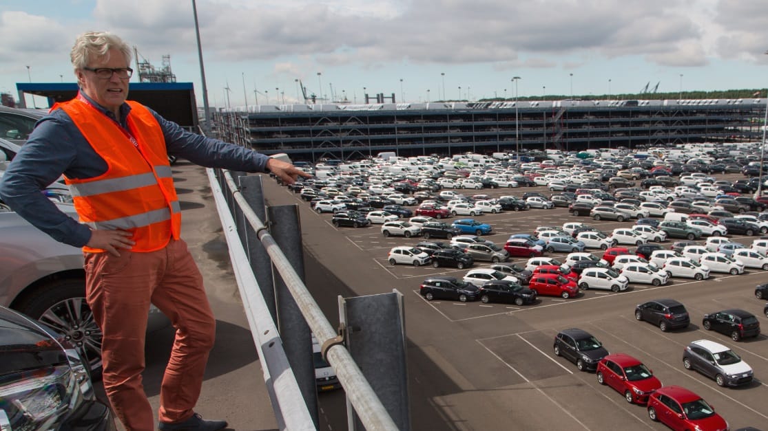 Hans Vosselman ist Manager Customer Relations bei C.RO, dem Betreiber des Autoterminals im Hafen Rotterdam. Hier werden pro Jahr 250.000 bis 300.000 Pkw an- und abtransportiert. Hans Vosselman ist Manager Customer Relations bei C.RO, dem Betreiber des Autoterminals im Hafen Rotterdam. Hier werden pro Jahr 250.000 bis 300.000 Pkw an- und abtransportiert.