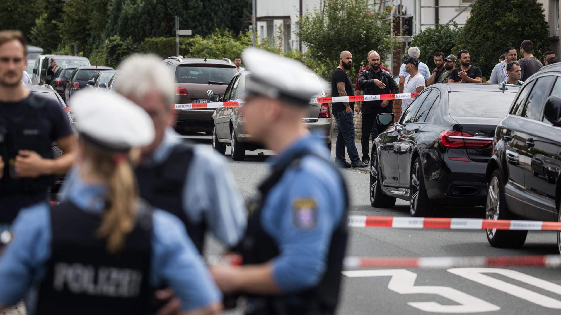 Polizisten stehen am Tatort in Mörfelden-Walldorf (Hessen).