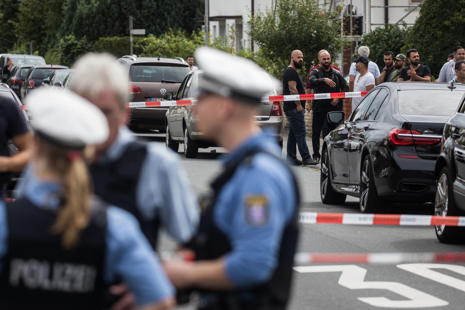 Polizisten stehen am Tatort in Mörfelden-Walldorf (Hessen).