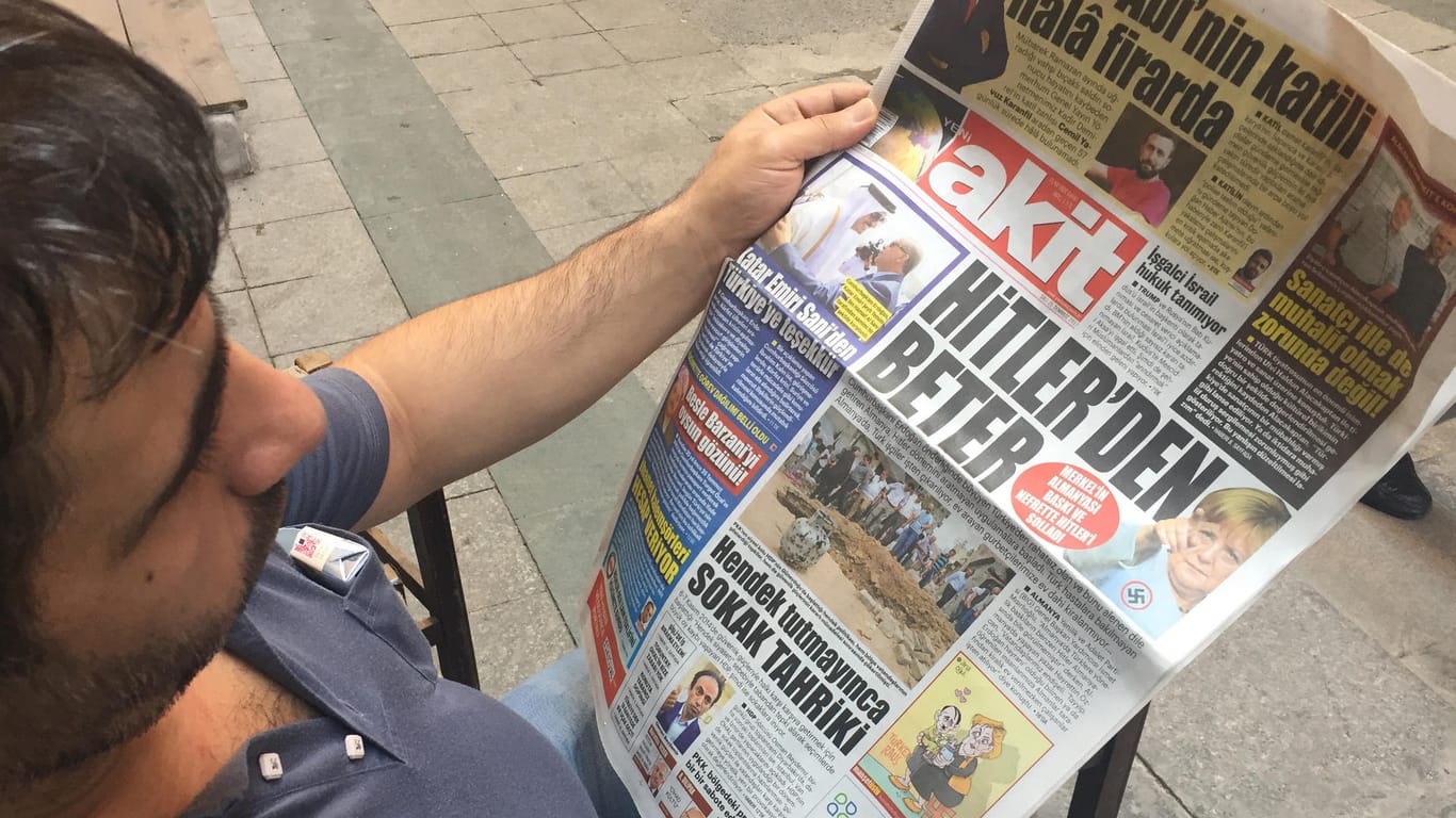 Türkische Zeitungen haben Bundeskanzlerin Angela Merkel wiederholt scharf kritisiert.