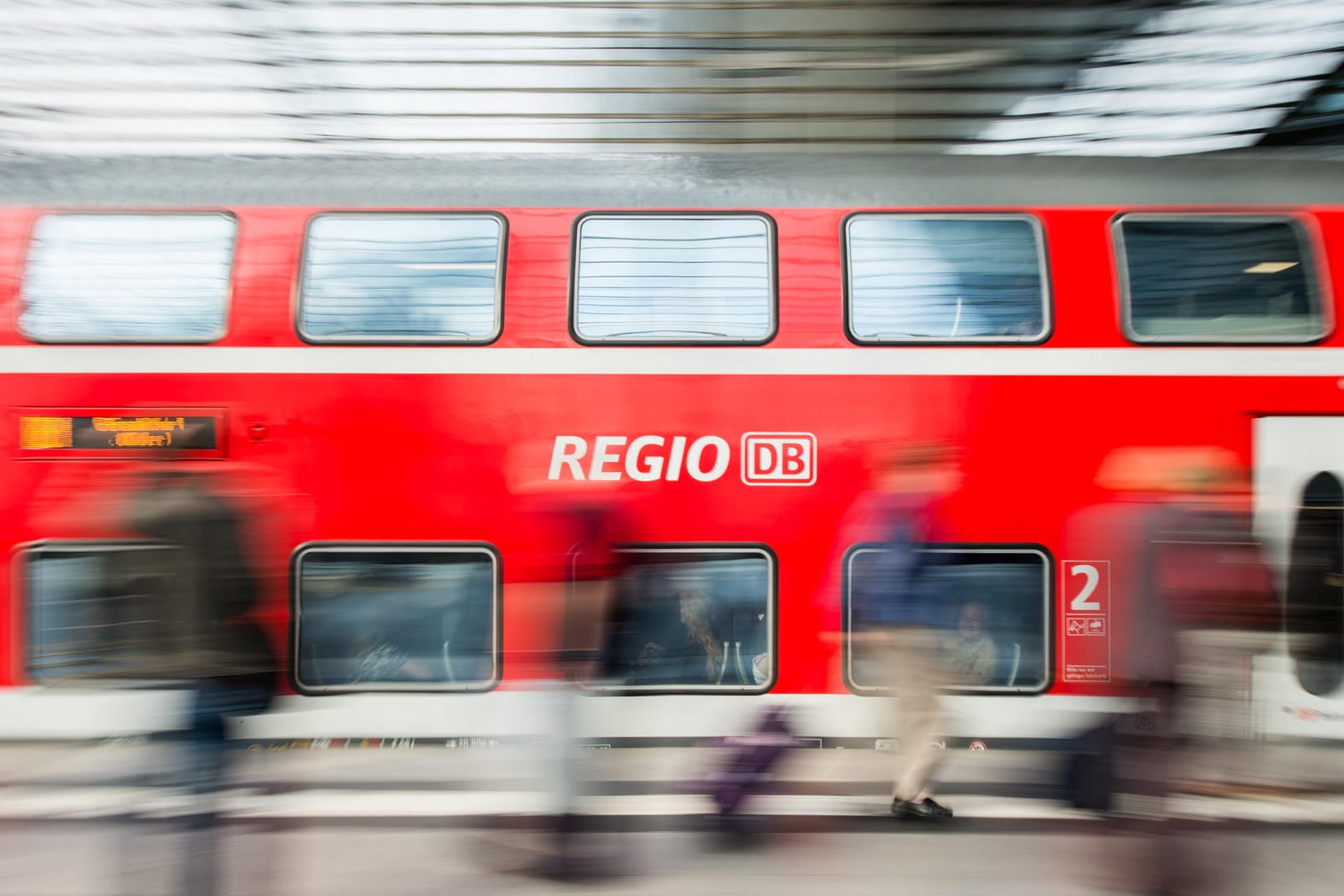 Eine Regionalbahn der Deutschen Bahn fährt in den Hauptbahnhof in Berlin ein.