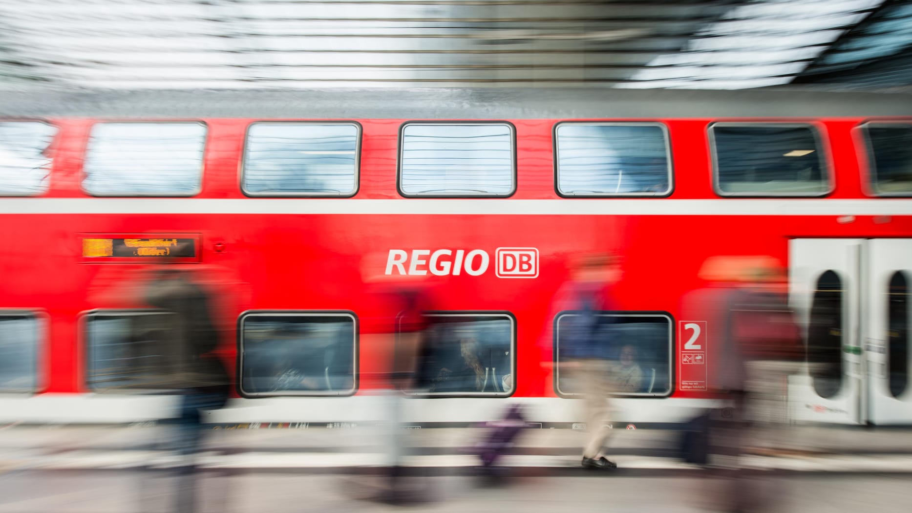 Eine Regionalbahn der Deutschen Bahn fährt in den Hauptbahnhof in Berlin ein.