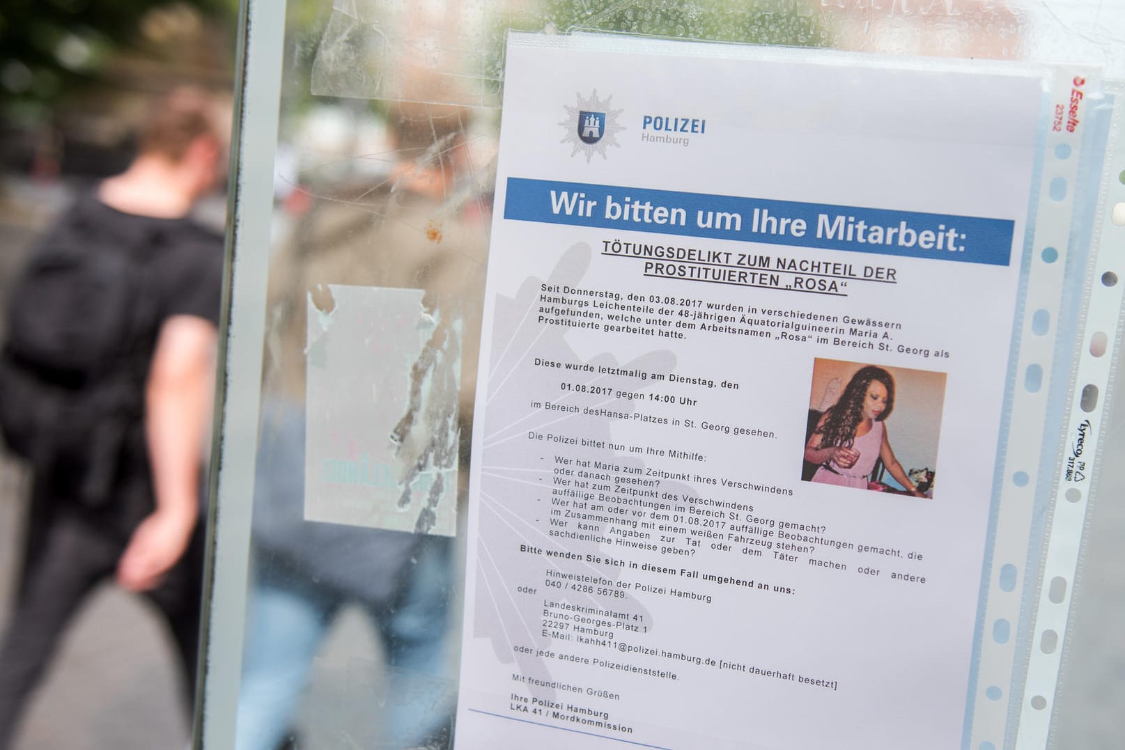 Im Zusammenhang mit den vielen Leichenteil-Funden in Hamburger Gewässern sucht die Polizei jetzt mit Plakaten nach Zeugen.