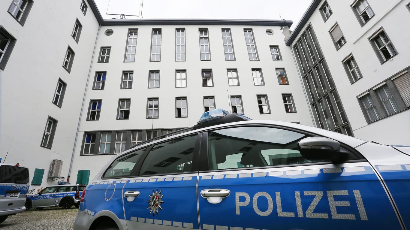 Ein Polizeiauto steht im Innenhof des Polizeipräsidiums in Wuppertal.