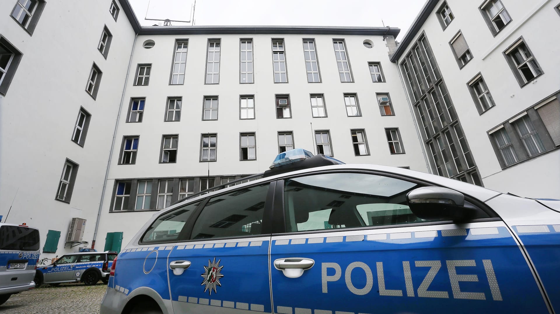 Ein Polizeiauto steht im Innenhof des Polizeipräsidiums in Wuppertal. Ein Polizeiauto steht im Innenhof des Polizeipräsidiums in Wuppertal.