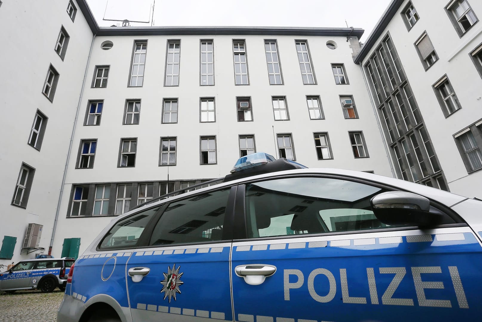 Ein Polizeiauto steht im Innenhof des Polizeipräsidiums in Wuppertal.