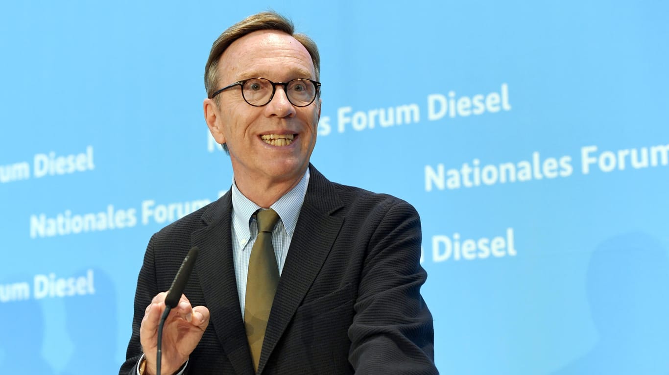 Matthias Wissmann, Präsident des Verbands der Automobilindustrie (VDA), äußert sich im Berliner Verkehrsministerium nach dem Diesel-Gipfel.