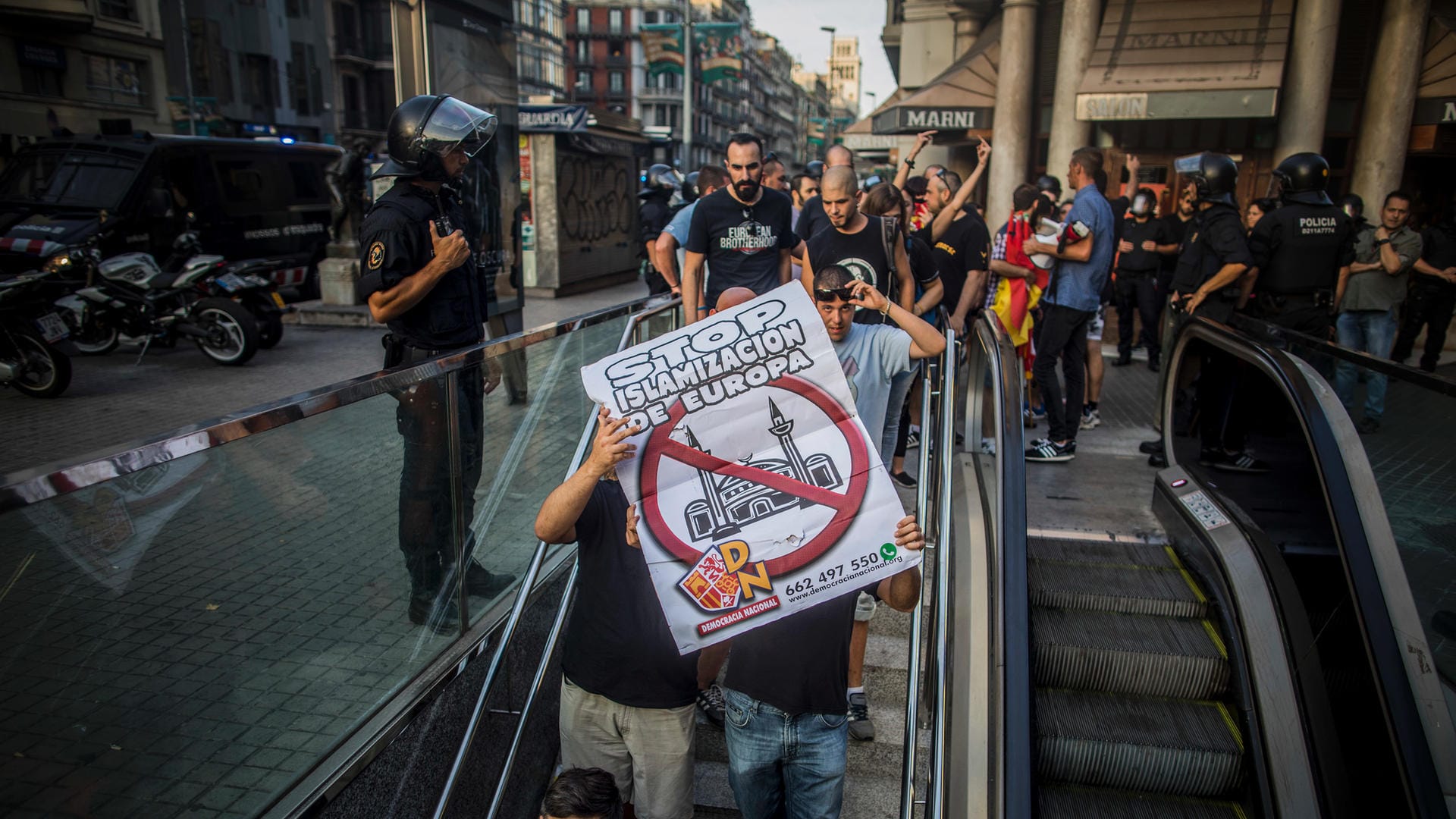 Die rechten Demonstranten ziehen unter Polizeischutz wieder ab.