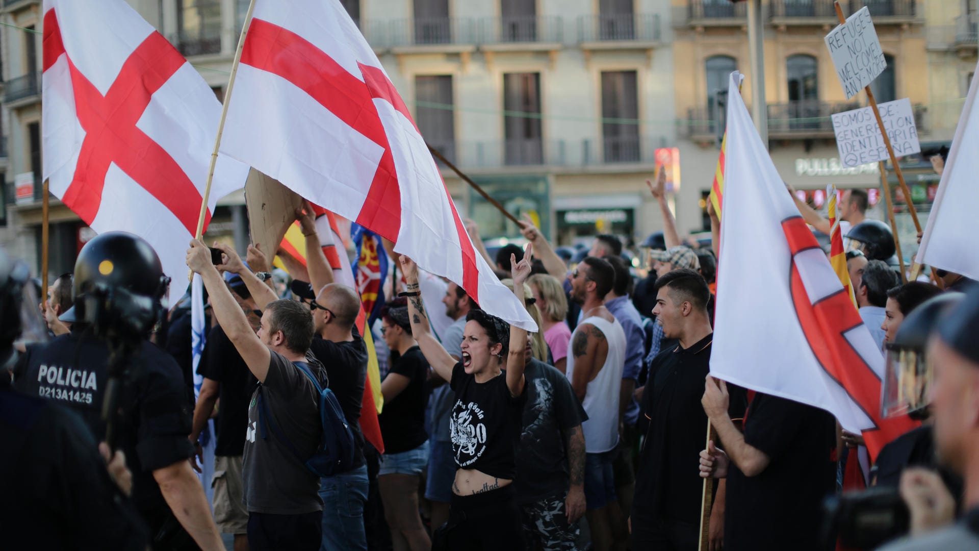 Rechte Demonstranten ziehen am Ort des Anschlags in Barcelona auf.