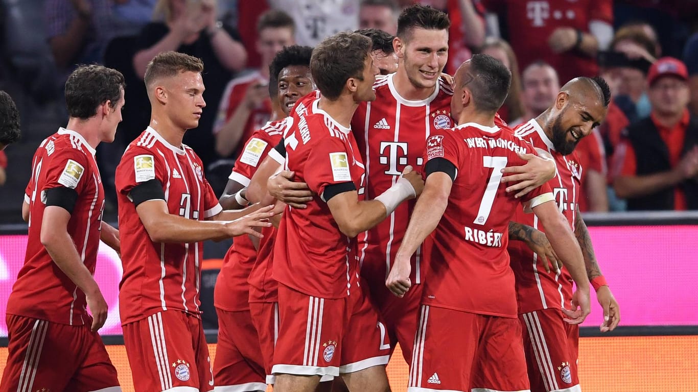 Auftakt geglückt: Die Bayern jubeln mit Torschütze Niklas Süle (M.) über den Sieg gegen Leverkusen.