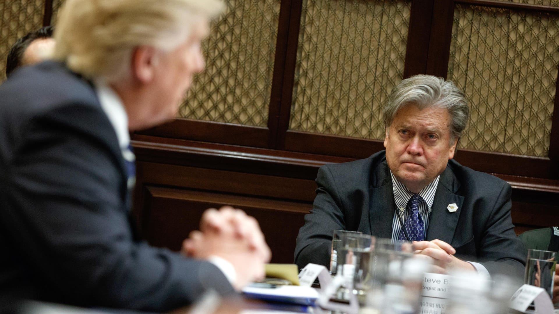 Trumps ehemaliger Chefstratege Bannon kehrt zurück zum ultrarechten Internetportal "Breitbart". Trumps ehemaliger Chefstratege Bannon kehrt zurück zum ultrarechten Internetportal "Breitbart".