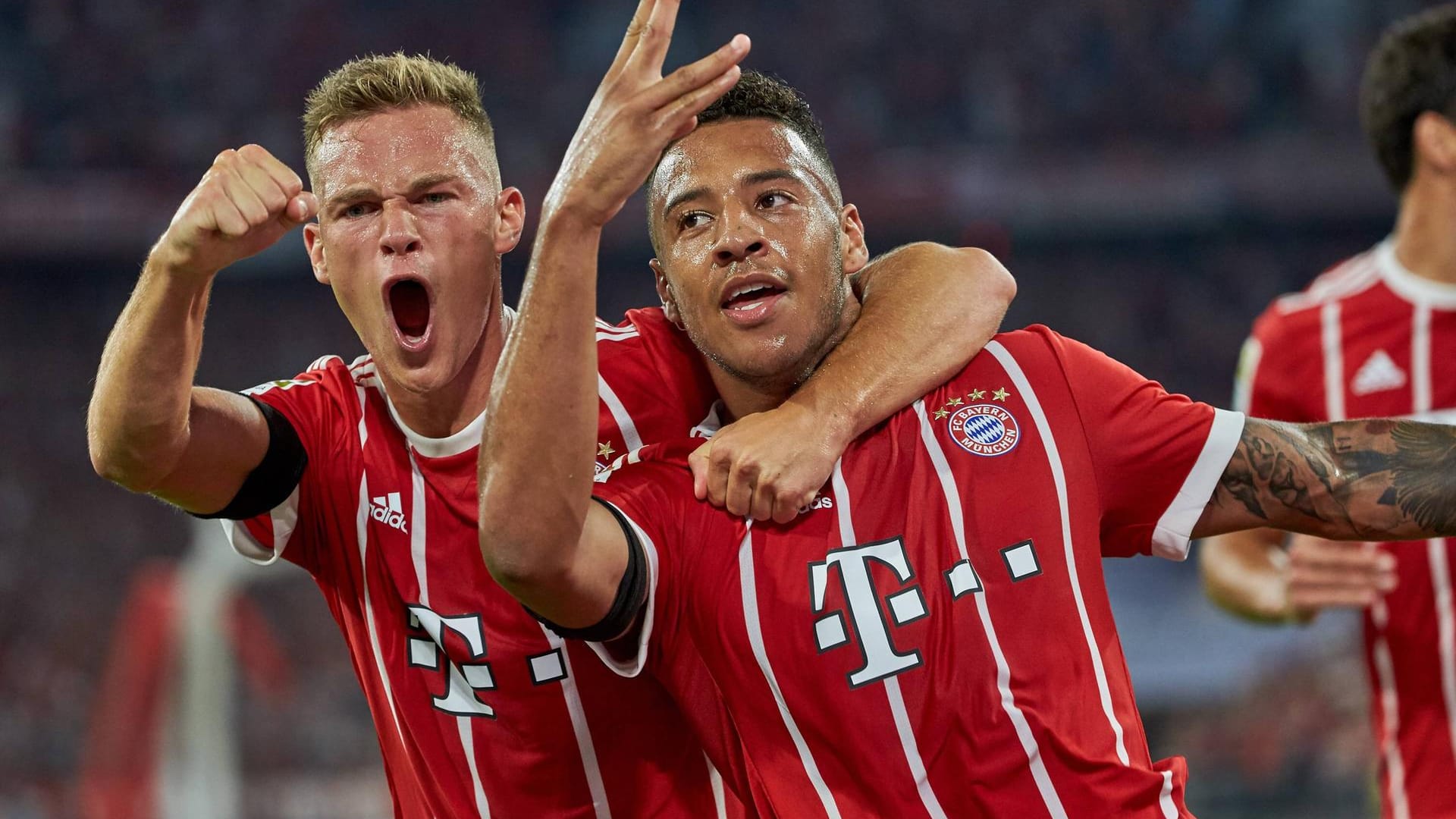 Joshua Kimmich (l.) jubelt mit Torschütze Corentin Tolisso über den zweiten Bayern-Treffer.