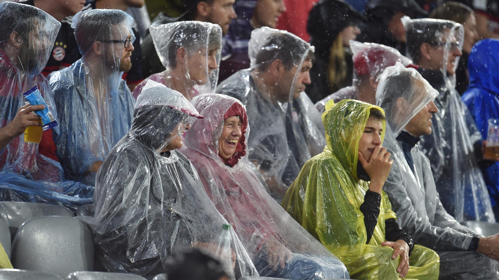 Unwetter bei Bundesligaspiel FC Bayern gegen Leverkusen.