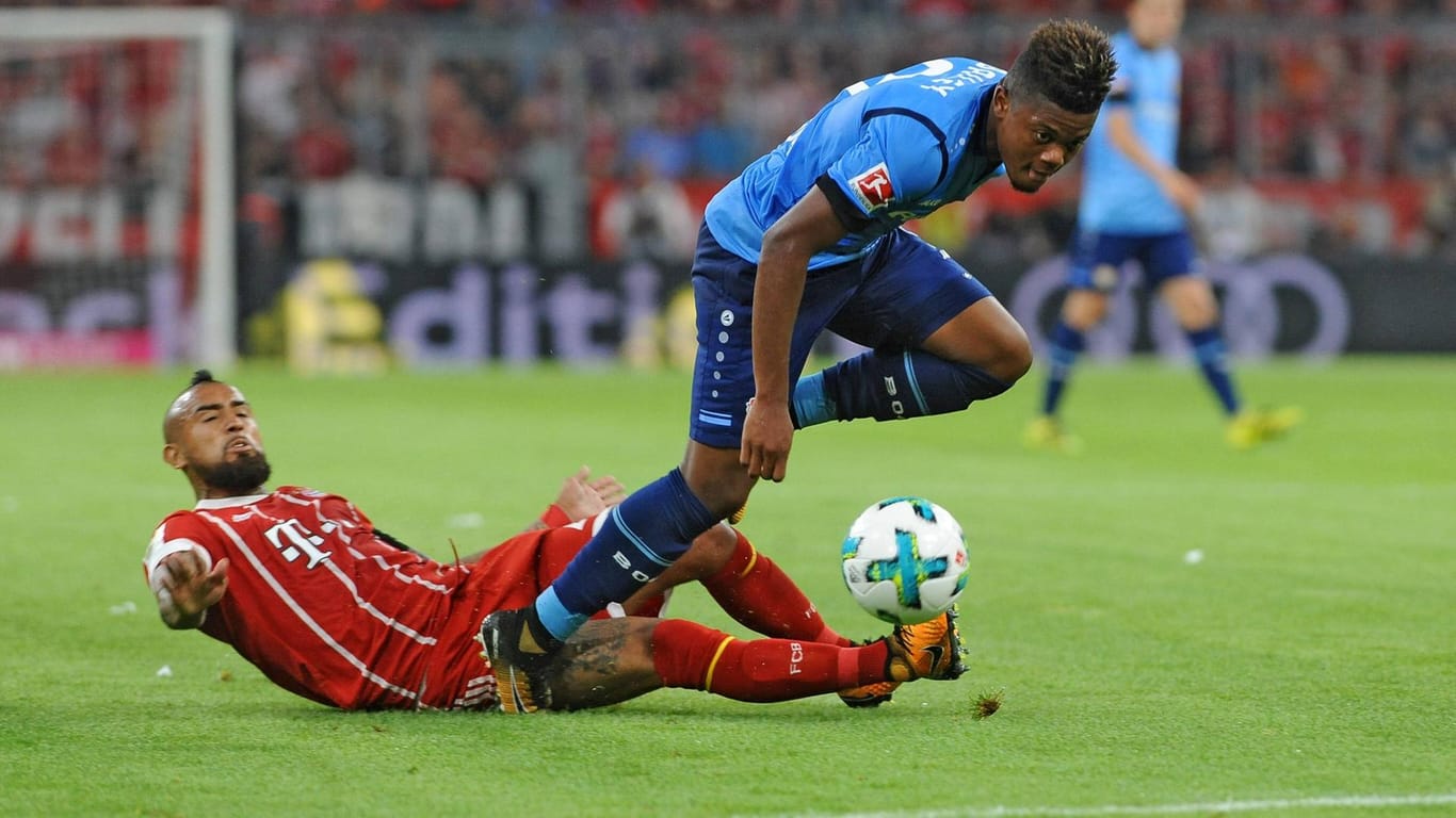 Immer mitten drin: Bayerns Krieger Arturo Vidal grätscht Leon Bailey den Ball weg.