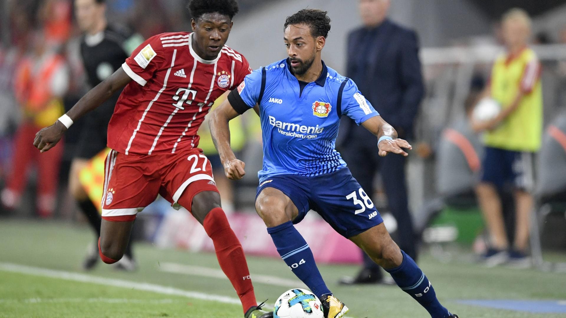 Leverkusens Karim Bellarabi entwischte immer wieder seinem Gegenspieler, hier David Alaba.