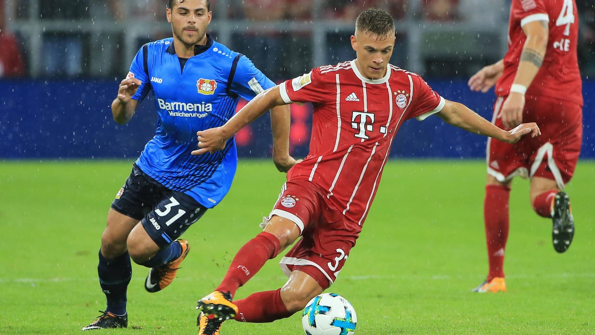 Bayerns Joshua Kimmich (r.) hängt Kevin Volland ab.