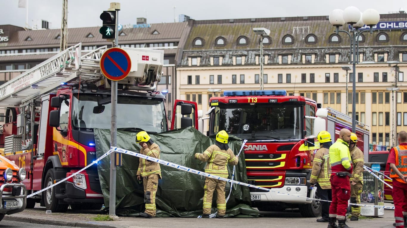 Rettungskräfte verhüllen den Tatort auf dem Marktplatz in Turku. Die Polizei hat auf einen Messerangreifer geschossen, der zuvor mehrere Menschen verletzt hatte.
