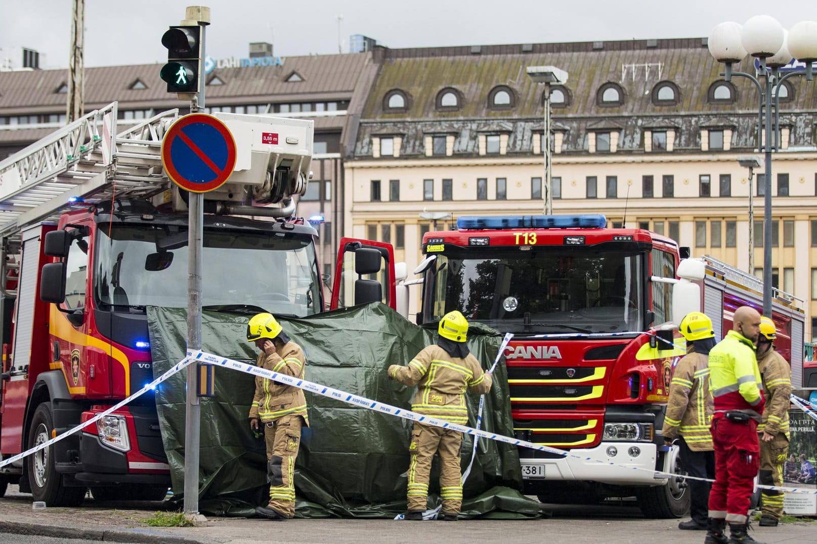 Rettungskräfte verhüllen den Tatort auf dem Marktplatz in Turku. Die Polizei hat auf einen Messerangreifer geschossen, der zuvor mehrere Menschen verletzt hatte.