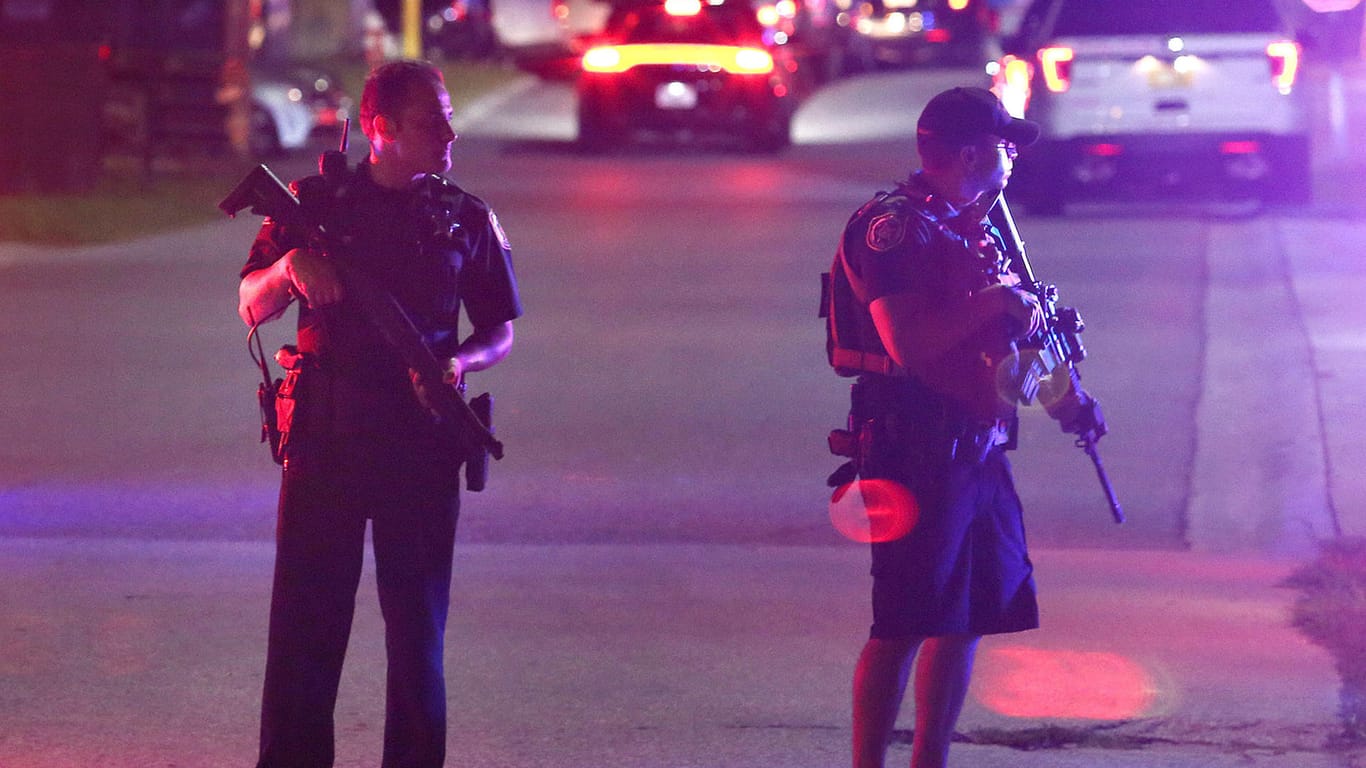 Zwei Polizeibeamte bewachen den Tatort, wo einer ihrer Kollegen in Florida tödlich angegriffen worden ist.