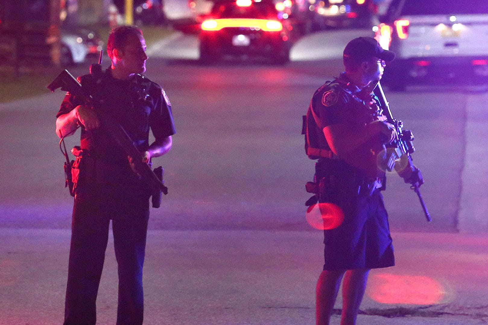 Zwei Polizeibeamte bewachen den Tatort, wo einer ihrer Kollegen in Florida tödlich angegriffen worden ist.