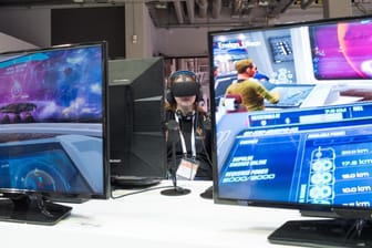 Eine Besucherin spielt auf der International Games Week 2017 in Berlin das Computerspiel «Startrek - Bridge Crew».