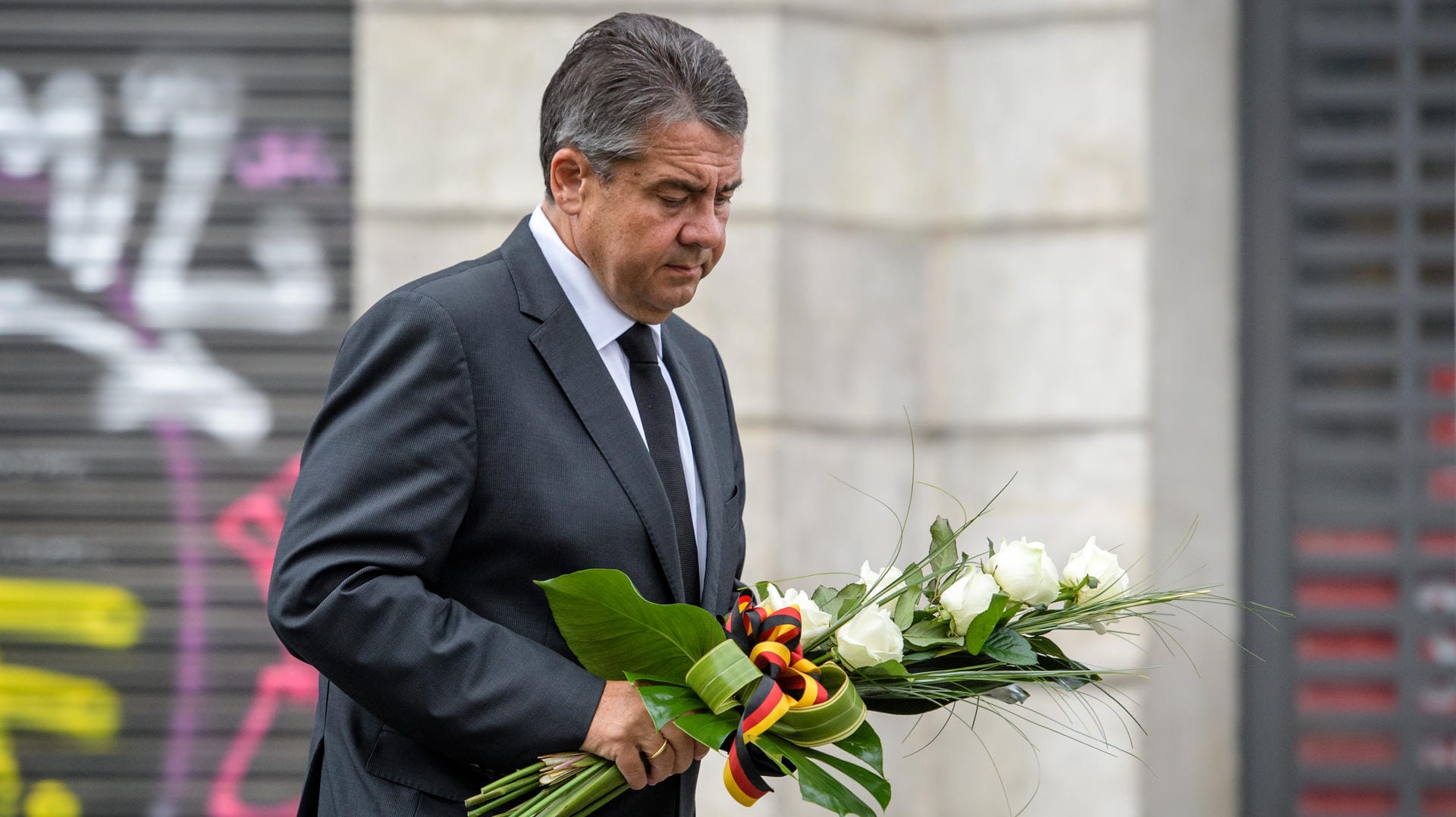 Sigmar Gabriel legt auf der Flaniermeile Las Ramblas in Barcelona Blumen in Gedenken an die die Opfer des Terroranschlags nieder.