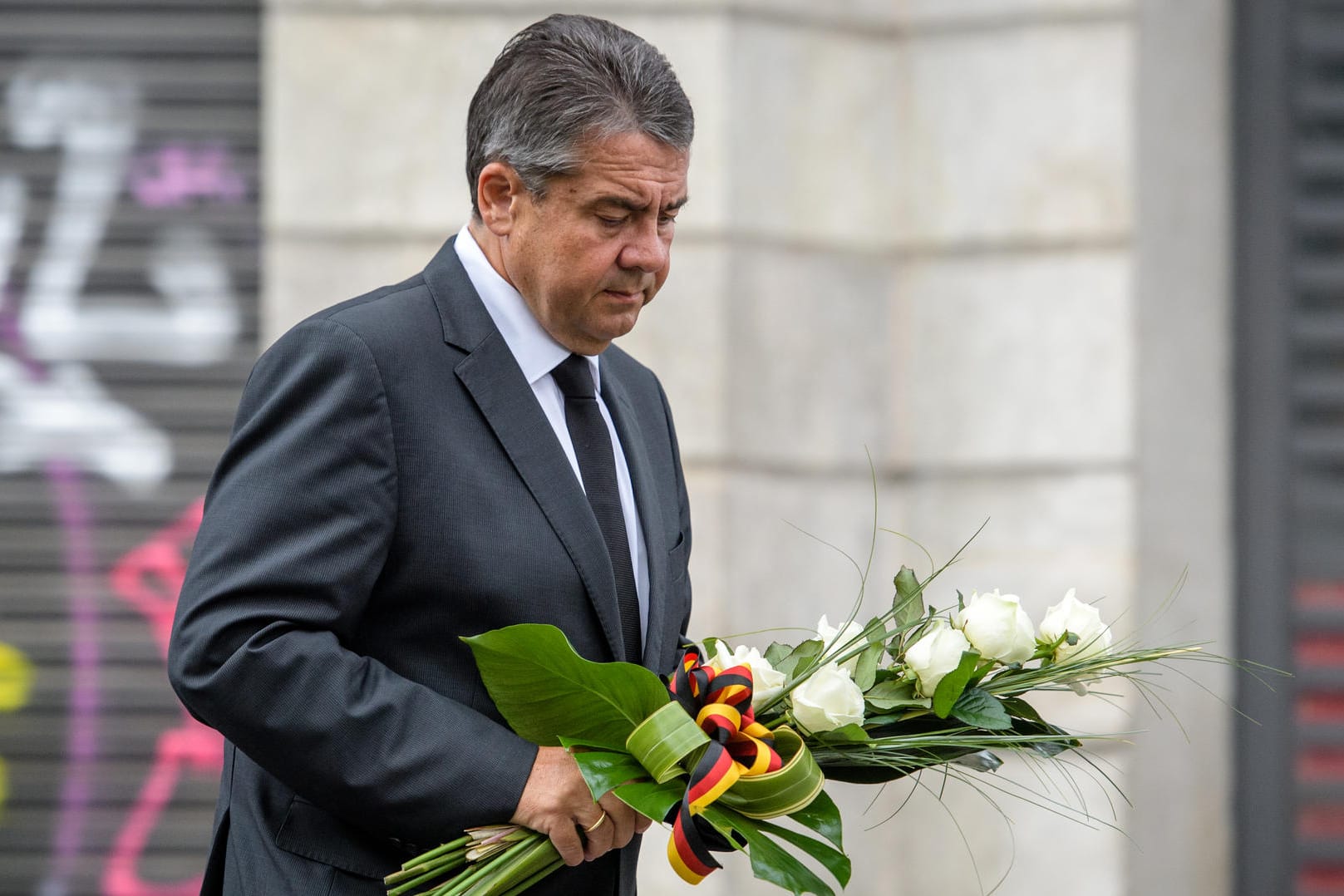 Sigmar Gabriel legt auf der Flaniermeile Las Ramblas in Barcelona Blumen in Gedenken an die die Opfer des Terroranschlags nieder.