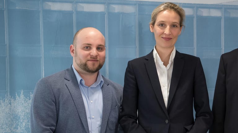 AfD-Bundestagskandidat Markus Frohnmaier gründete gemeinsam mit dem mutmaßlichen russischen Spion einen politischen Verein. Er ist Sprecher der Spitzenkandidatin Alice Weidel.