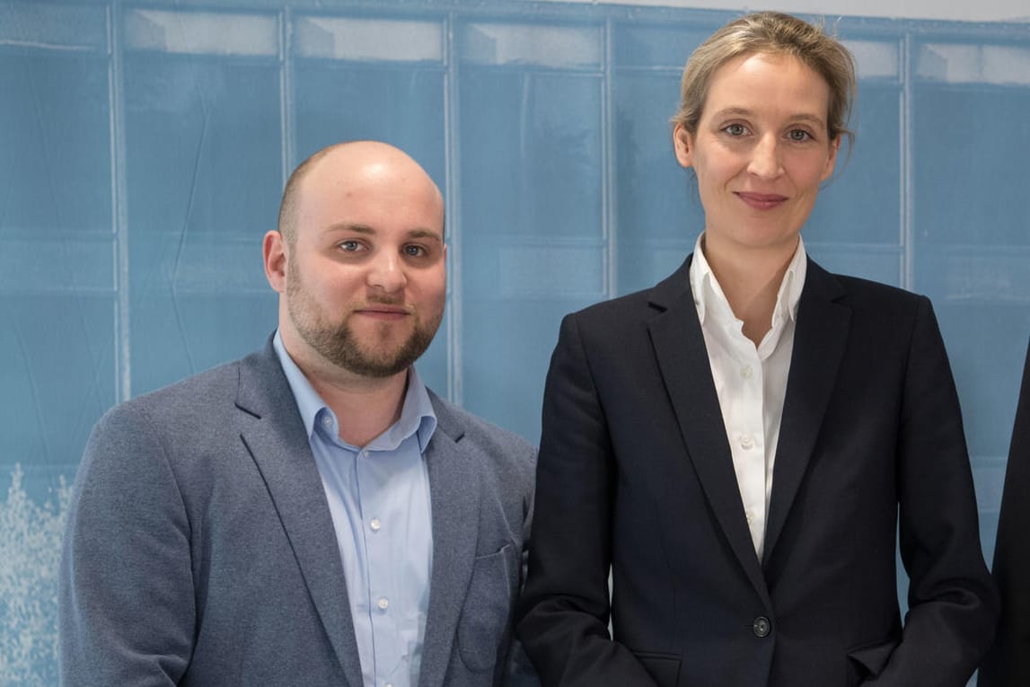 AfD-Bundestagskandidat Markus Frohnmaier gründete gemeinsam mit dem mutmaßlichen russischen Spion einen politischen Verein. Er ist Sprecher der Spitzenkandidatin Alice Weidel.