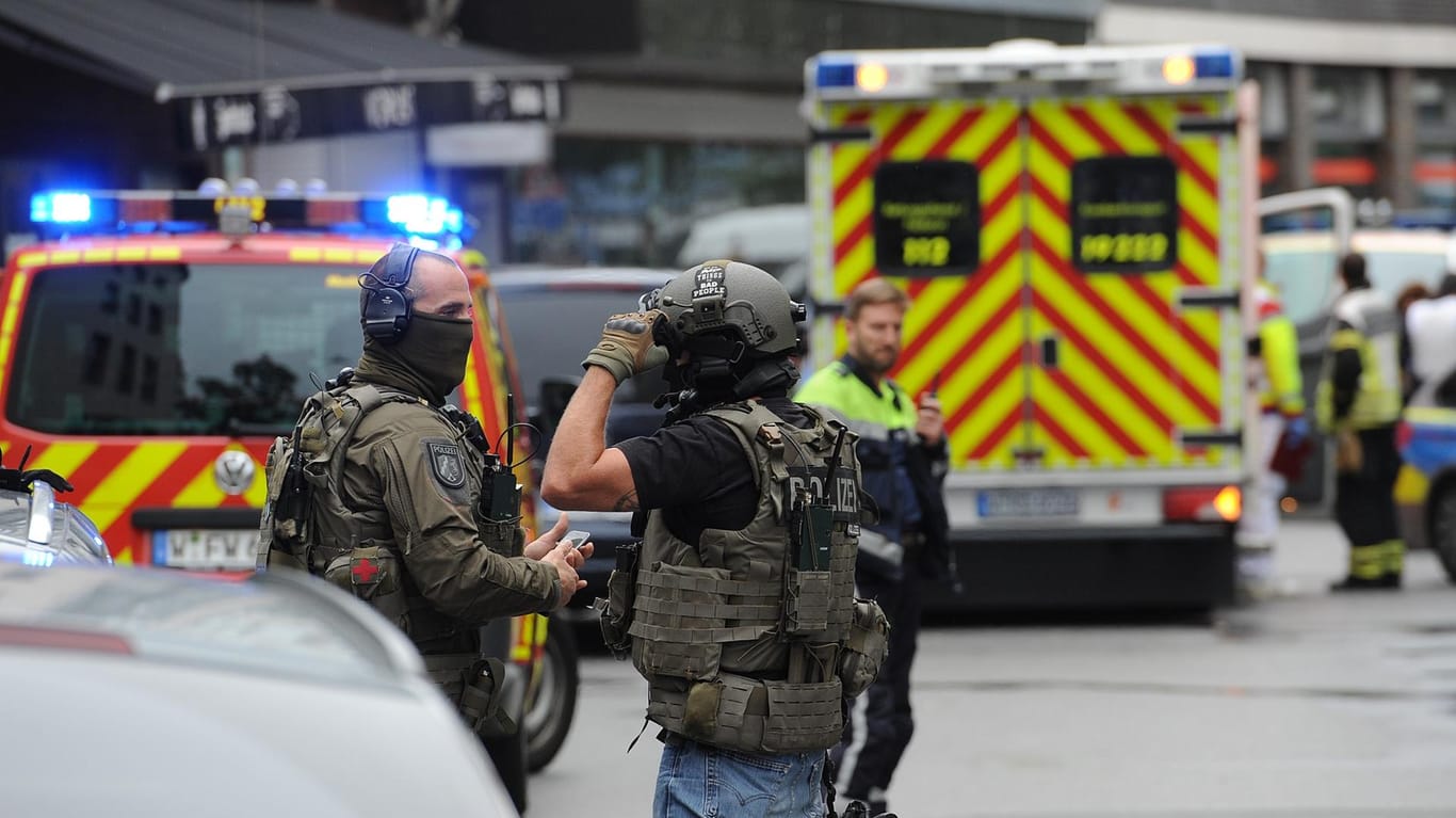 Spezialkräfte stehen auf einer Straße in Wuppertal, nachdem bei einer Messerstecherei in der Nähe des Wuppertaler Hauptbahnhofs ein Mensch getötet worden ist.
