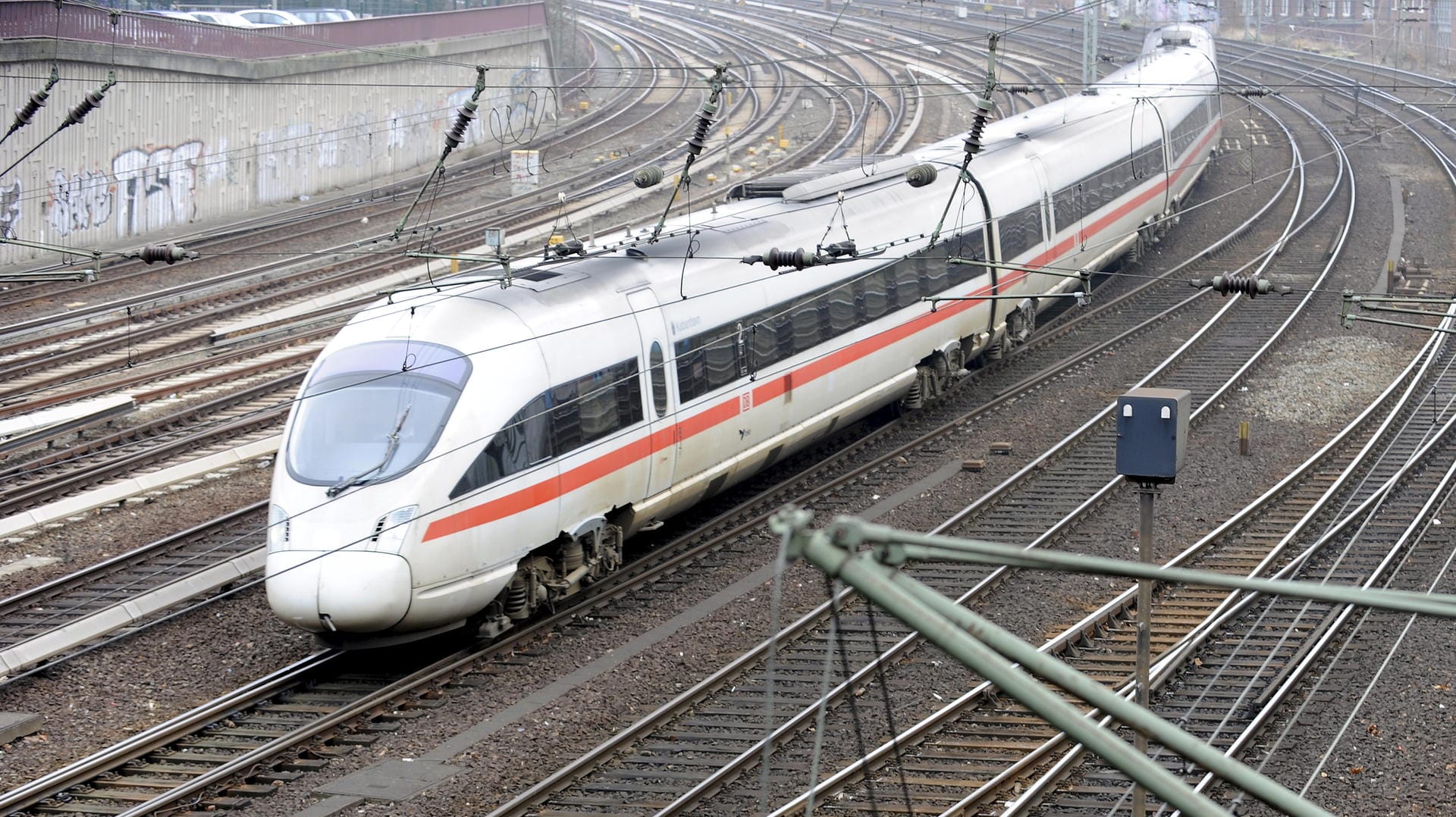 Ein ICE-Zug fährt in den Hauptbahnhof von Hamburg ein. Züge aus Hamburg udn Hannover werden aufgrund von einer Signalstörung über Magdeburg nach Berlin umgeleitet. Ein ICE-Zug fährt in den Hauptbahnhof von Hamburg ein. Züge aus Hamburg udn Hannover werden aufgrund von einer Signalstörung über Magdeburg nach Berlin umgeleitet.
