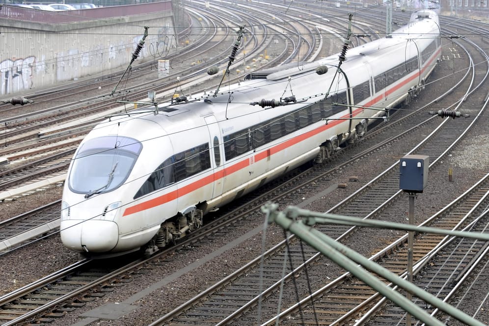 Ein ICE-Zug fährt in den Hauptbahnhof von Hamburg ein. Züge aus Hamburg udn Hannover werden aufgrund von einer Signalstörung über Magdeburg nach Berlin umgeleitet.