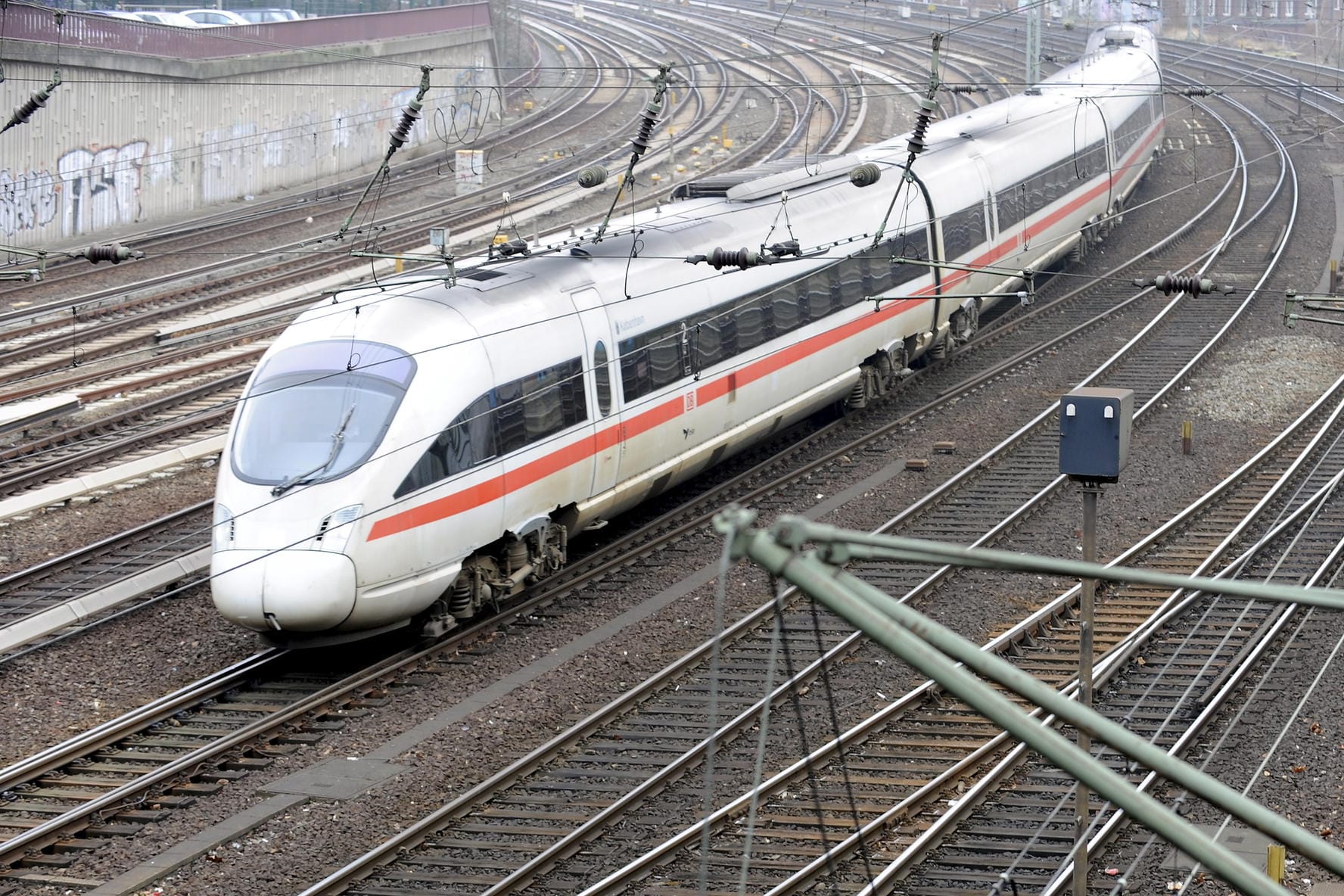 Ein ICE-Zug fährt in den Hauptbahnhof von Hamburg ein. Züge aus Hamburg udn Hannover werden aufgrund von einer Signalstörung über Magdeburg nach Berlin umgeleitet. Ein ICE-Zug fährt in den Hauptbahnhof von Hamburg ein. Züge aus Hamburg udn Hannover werden aufgrund von einer Signalstörung über Magdeburg nach Berlin umgeleitet.