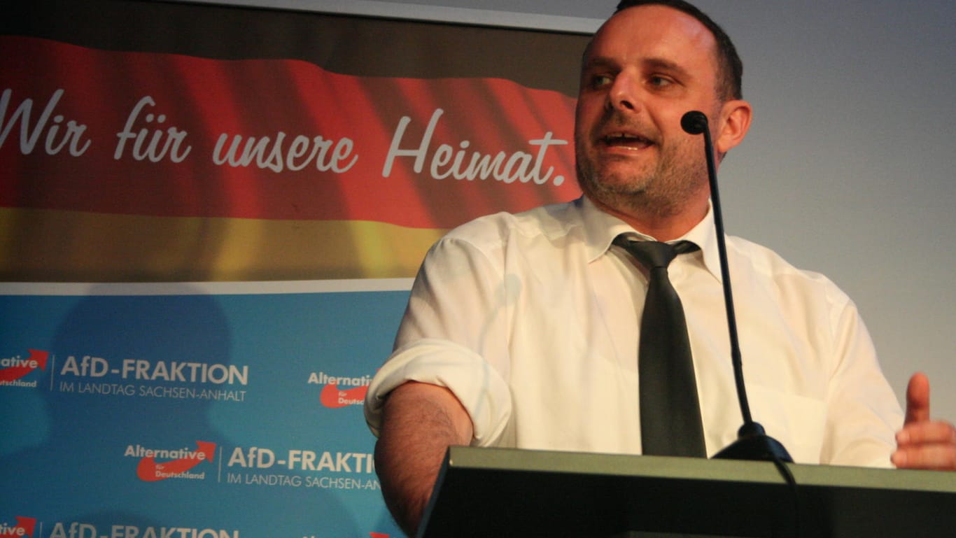 Manuel Ochsenreiter,Vorsitzender des Deutschen Zentrums für Eurasische Studien, als Redner bei einer Wahlkampfveranstaltung der AfD in Magdeburg.