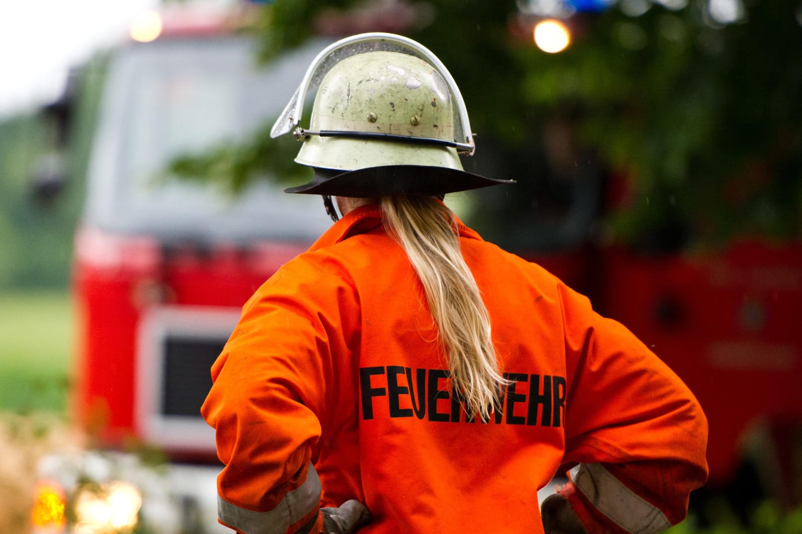 Die mutige Feuerwehrfrau kletterte durch das Fenster des fahrenden Lkw.