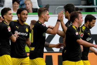 Dortmunds Pierre-Emerick Aubameyang (2.v.l.) bejubelt sein Tor zum 3:0 gegen den VfL Wolfsburg mit Marc Bartra (v.l.), Maximilian Philipp, Sokratis, Mario Götze und Gonzalo Castro.
