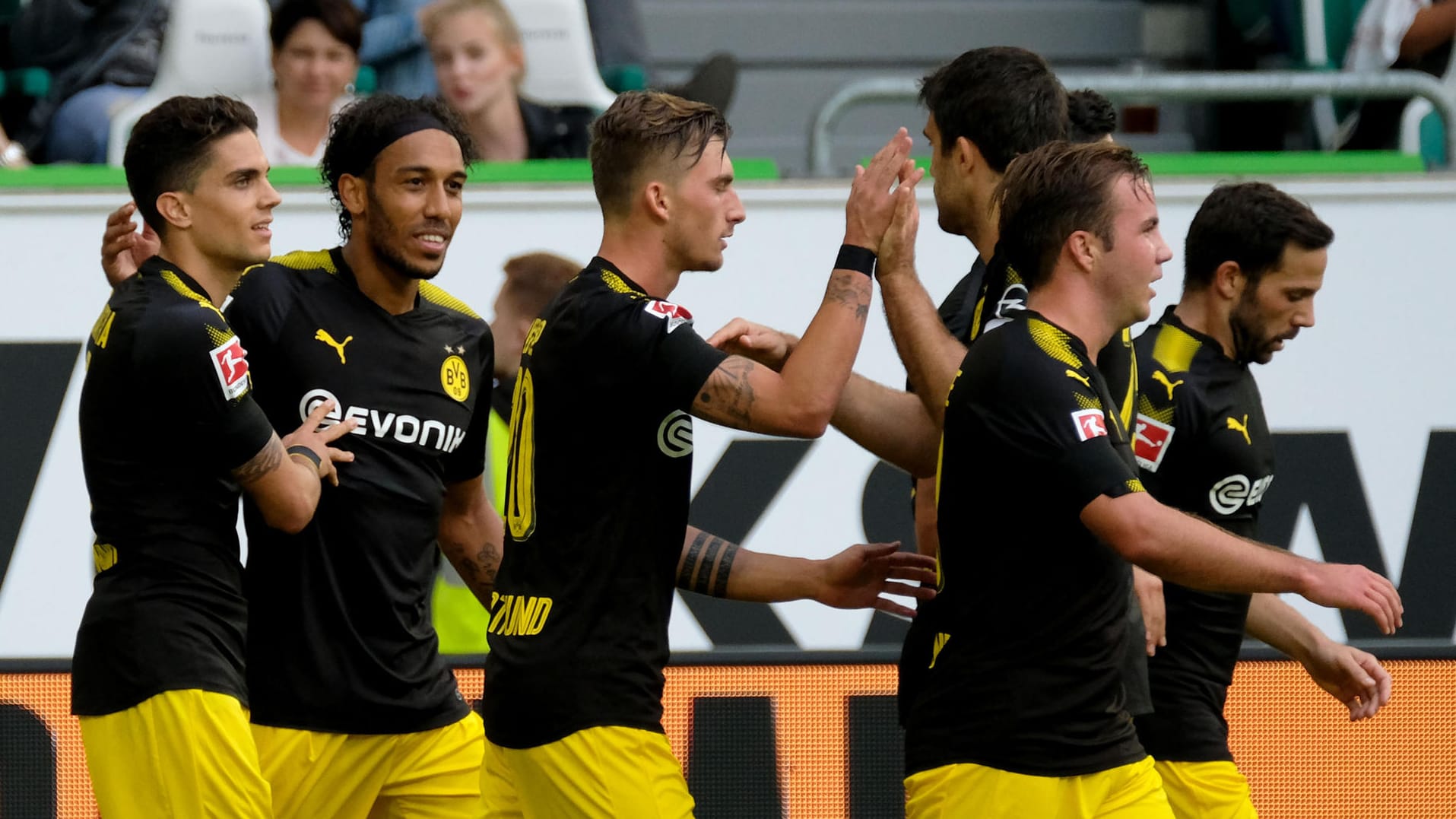 Dortmunds Pierre-Emerick Aubameyang (2.v.l.) bejubelt sein Tor zum 3:0 gegen den VfL Wolfsburg mit Marc Bartra (v.l.), Maximilian Philipp, Sokratis, Mario Götze und Gonzalo Castro. Dortmunds Pierre-Emerick Aubameyang (2.v.l.) bejubelt sein Tor zum 3:0 gegen den VfL Wolfsburg mit Marc Bartra (v.l.), Maximilian Philipp, Sokratis, Mario Götze und Gonzalo Castro.