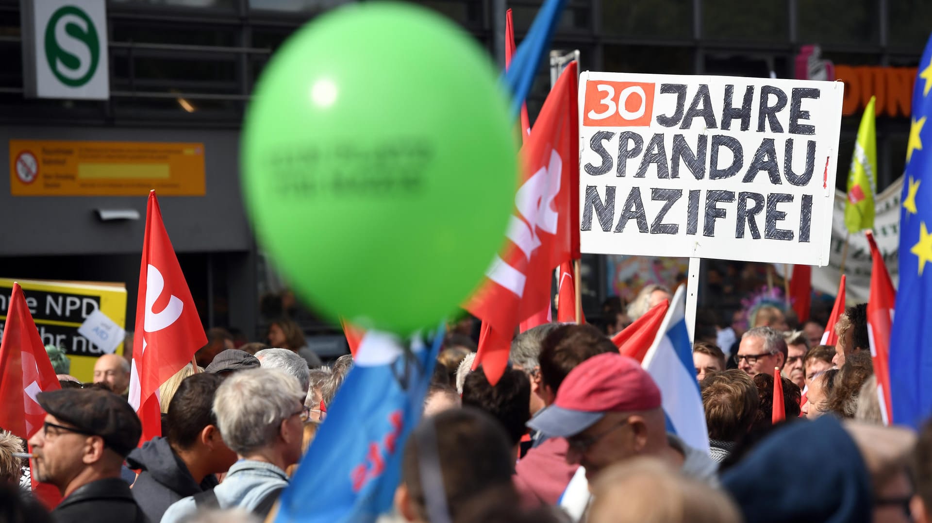 Gegendemonstranten protestieren in Berlin am Bahnhof Spandau gegen den Neonazis-Aufmarsch.