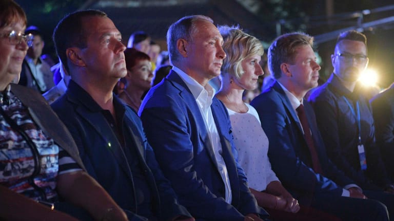 Während seines Besuchs in Sewastopol besuchte Putin auch ein Festival.