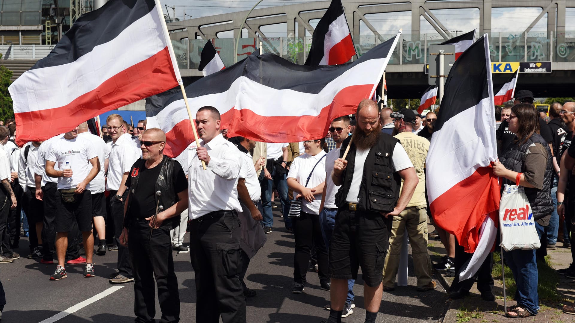Neonazis demonstrieren am Samstag in Berlin-Spandau.