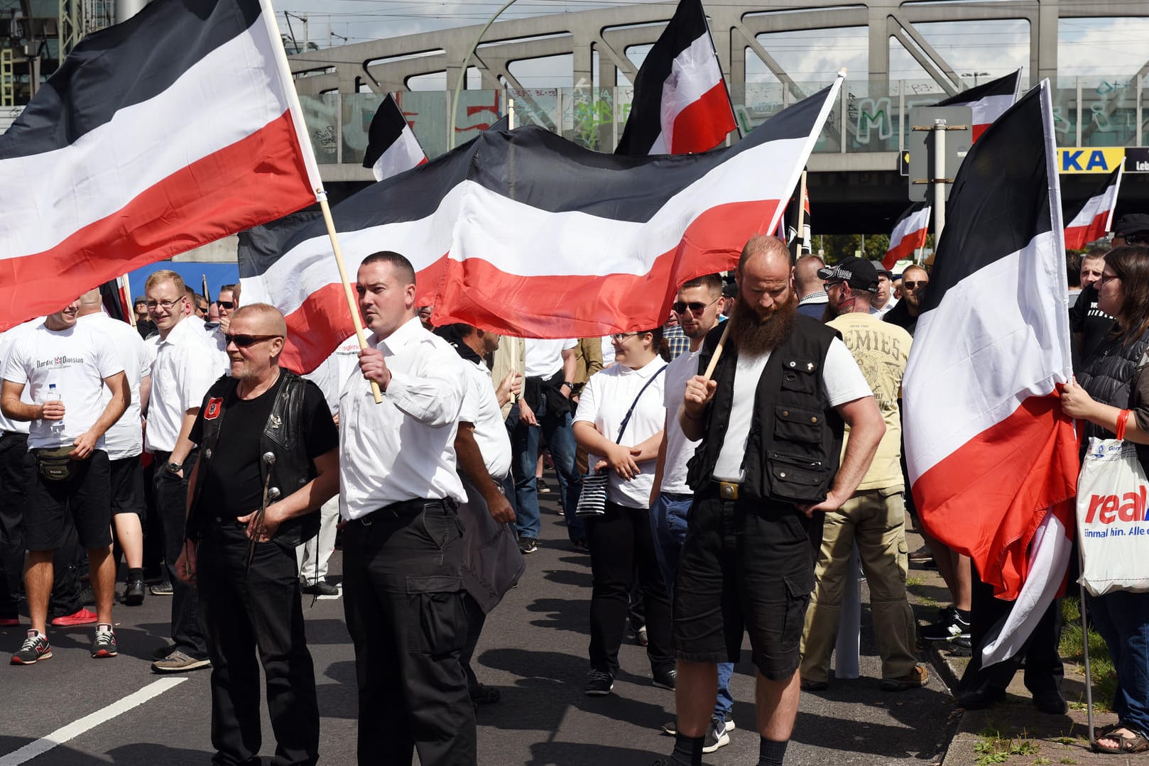 Neonazis demonstrieren am Samstag in Berlin-Spandau.