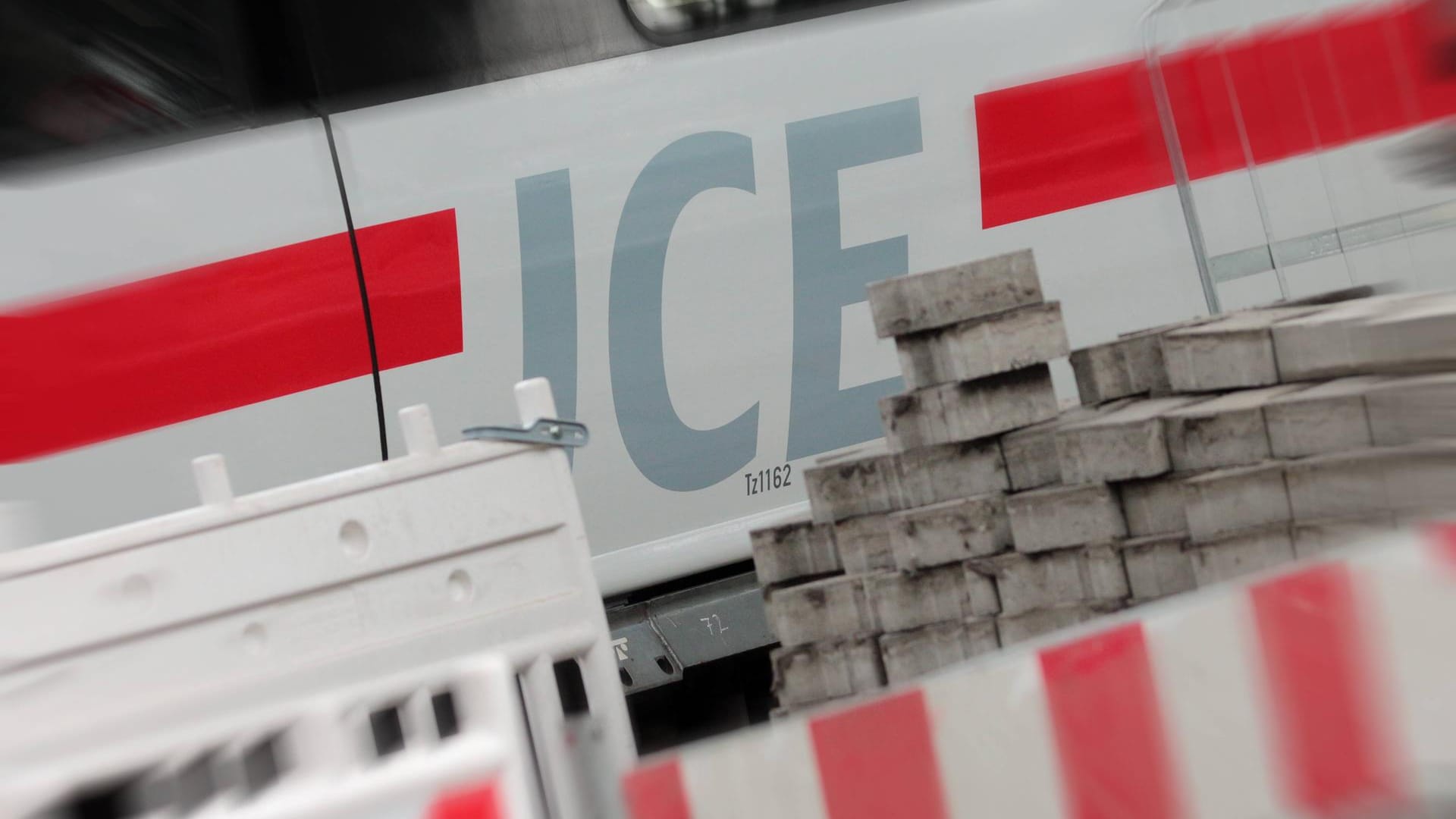 Die Strecken Berlin-Hamburg und Berlin-Hannover wurden gesperrt. Die Strecken Berlin-Hamburg und Berlin-Hannover wurden gesperrt.