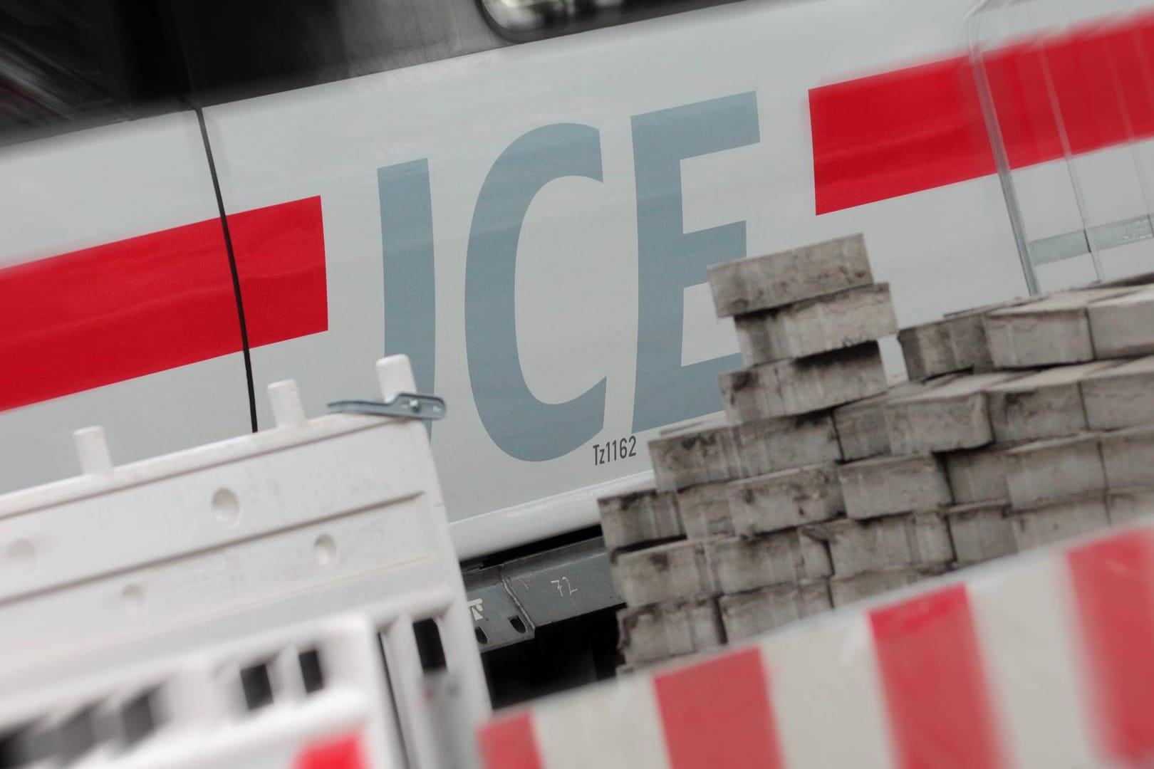 Die Strecken Berlin-Hamburg und Berlin-Hannover wurden gesperrt.