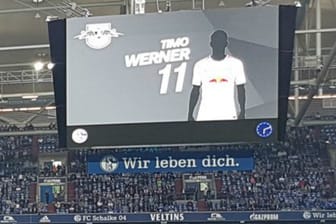 Kurz vor Anpfiff: Schalke schwärzt Timo Werner bei der Leipziger Mannschaftsvorstellung auf dem Videowürfel.