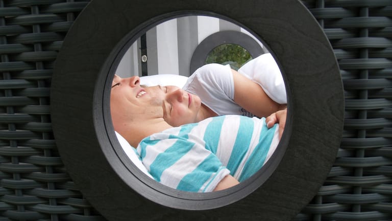 Entspannung hinter dem Guckloch: Schlafstrandkörbe sind die etwas andere Herberge.