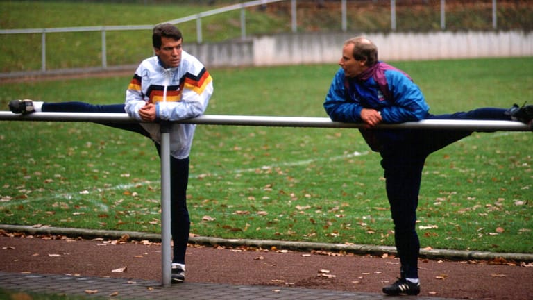 Kennen sich ewig: Lothar Matthäus und Berti Vogts, hier 1991 bei der Nationalmannschaft beim gemeinsamen Stretchen.